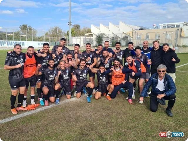 שחקני אילת חוגגים ניצחון בכסייפה (מועדון הכדורגל בני אילת)